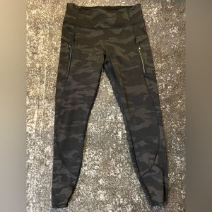 Athleta Rainier Reflective Tight in camo (M)